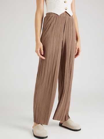 VILA Loose fit Trousers in Brown: front