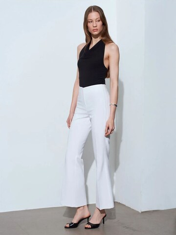 Dilvin Flared Pants in White