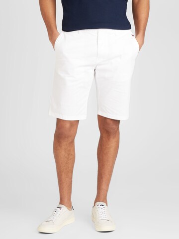 Tommy Jeans Regular Pants 'Scanton' in White: front