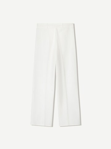 Wide leg Pantaloni con piega frontale di Bershka in bianco
