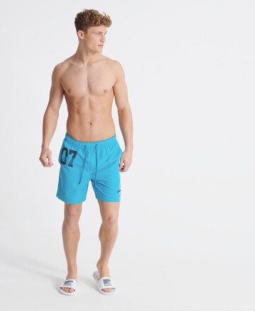 Superdry Regular Badeshorts in Blau