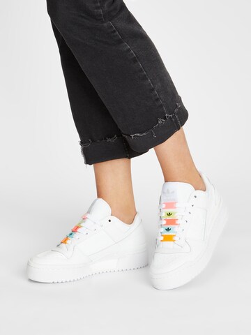 ADIDAS ORIGINALS Trampki niskie 'Forum Bold' w kolorze biały: przód