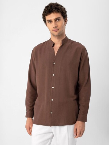 Fit confort Chemise Antioch en marron : devant