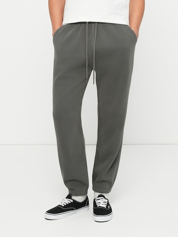 Abercrombie & FitchTapered Hlače 'ESSENTIAL' - siva boja: prednji dio