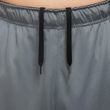 NIKE Regular Sportbroek in Grijs