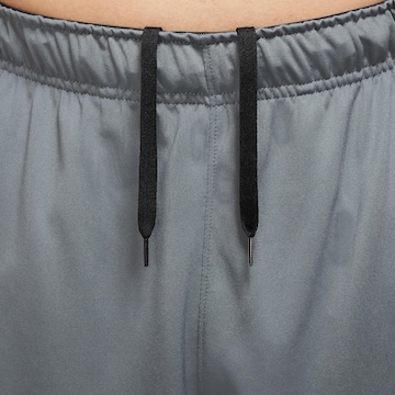 NIKE Regular Sportshorts in Grau