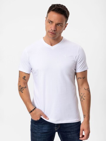 Tricou de la Daniel Hills pe alb