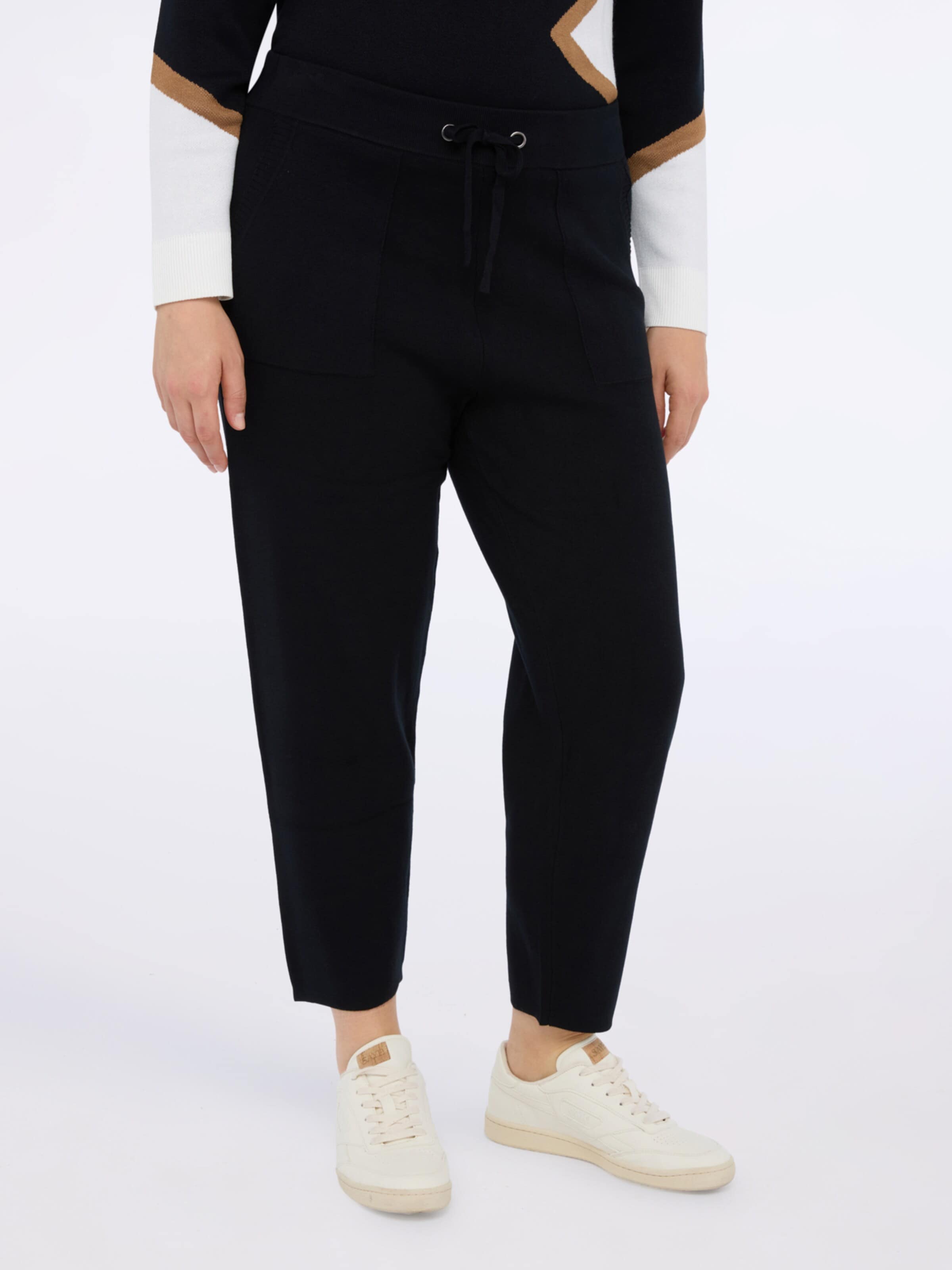 Fiorella Rubino Regular Pants in Black: front