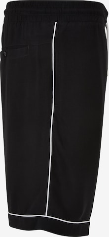 Urban Classics Loosefit Shorts in Schwarz