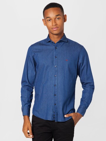 Coupe regular Chemise FYNCH-HATTON en bleu : devant