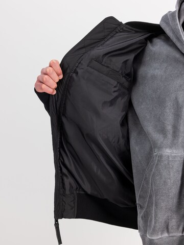 ALPHA INDUSTRIES Übergangsjacke in Schwarz
