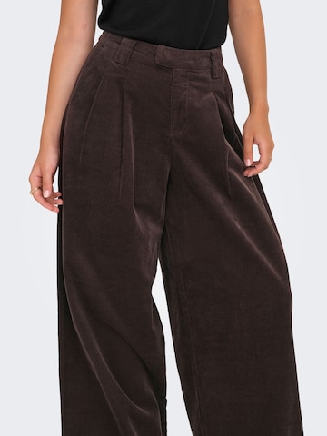 Loosefit Pantalon à pince 'ONLSVEA-NESSA' ONLY en marron