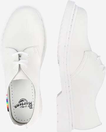 Scarpa stringata 'For Pride' di Dr. Martens in bianco