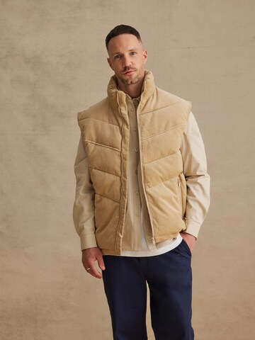 DAN FOX APPAREL - Chaleco 'Yassin' en beige: frente