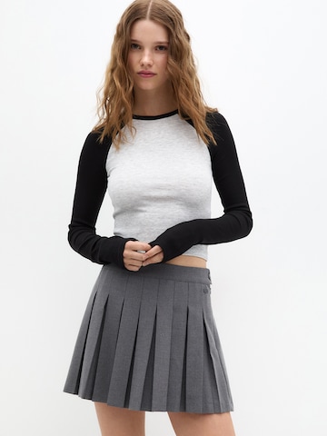 Tricou de la Pull&Bear pe gri: față
