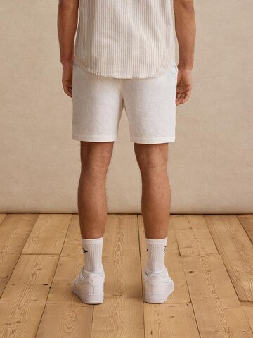 DAN FOX APPAREL Normalny krój Spodnie 'Maddox' w kolorze biały