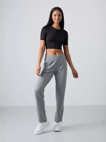 Tommy Life Regular Trousers in Grey