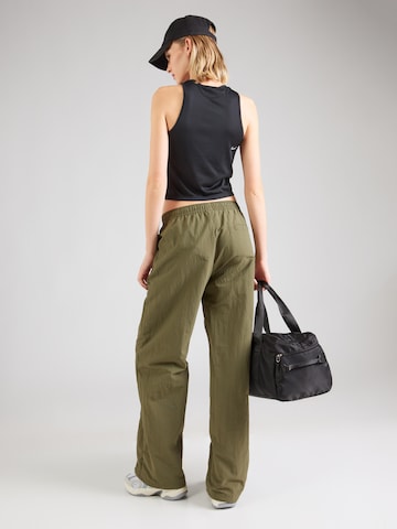 Wide leg Pantaloni de la Nike Sportswear pe verde