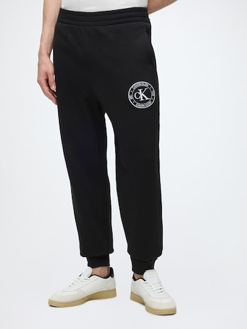 Calvin Klein Jeans Tapered Παντελόνι σε μαύρο: μπροστά