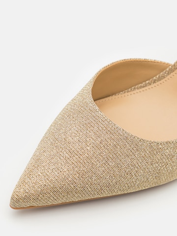 MICHAEL Michael Kors Čevlji s peto in s paščki 'ALINA' | zlata barva