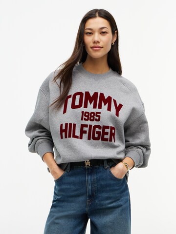 TOMMY HILFIGER Bluzka sportowa 'Varsity' w kolorze szary: przód
