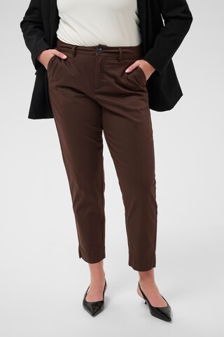 KAFFE CURVE Slimfit Chino nadrág 'KCleana' - barna: elől