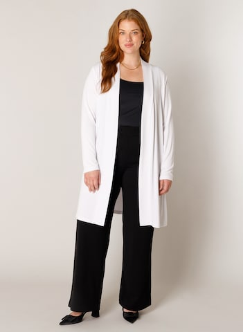 BASE LEVEL CURVY Strickjacke in Weiß: Vorderseite