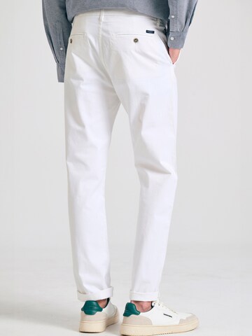 Regular Pantalon chino Funky Buddha en blanc