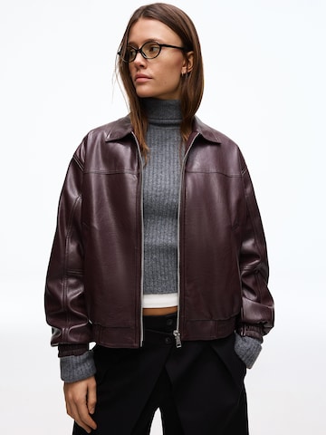 Geacă de primăvară-toamnă de la Bershka pe roșu: față