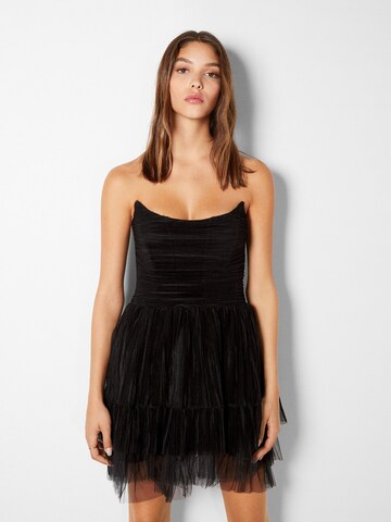 Rochie de la Bershka pe negru: față