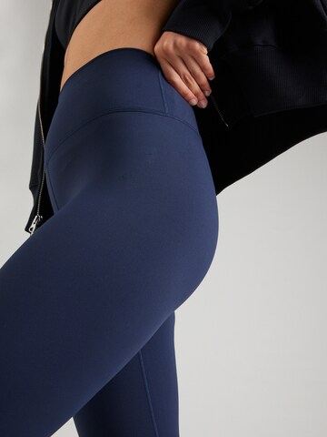 Skinny Pantaloni sportivi 'ONE' di NIKE in blu