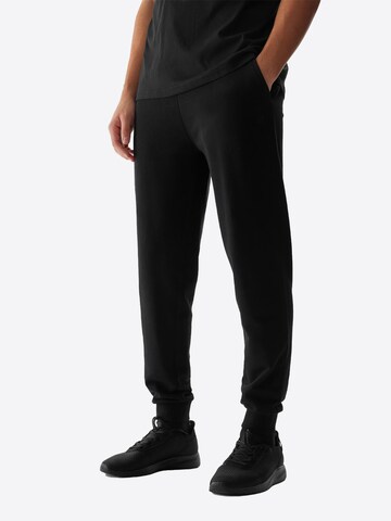 4F Дънки Tapered Leg Спортен панталон в черно: отпред