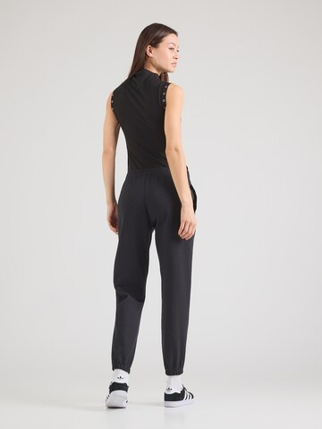 ADIDAS ORIGINALS Zwężany krój Spodnie 'Essentials' w kolorze czarny