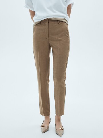 MANGO Skinny Pressveckad byxa i brun: framsida