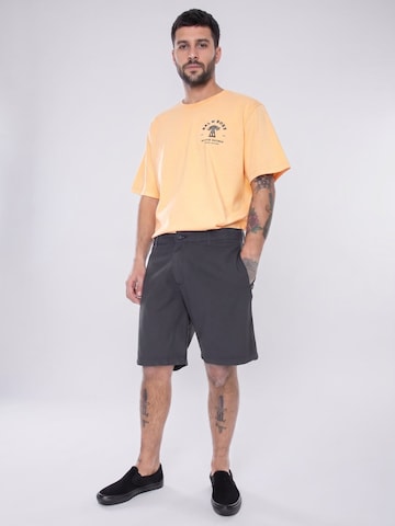 Baggy Pantaloni 'Mens Maxson Shorts' di elvine in grigio