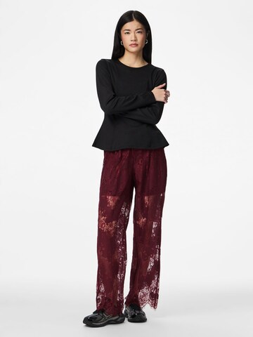 Loosefit Pantalon 'PCRinne' PIECES en rouge