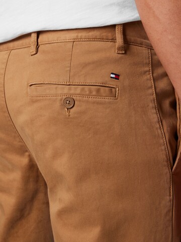 TOMMY HILFIGER Úzky strih Chino nohavice - Hnedá