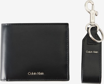 Calvin Klein Kukkaro 'RAISED' värissä musta: etupuoli