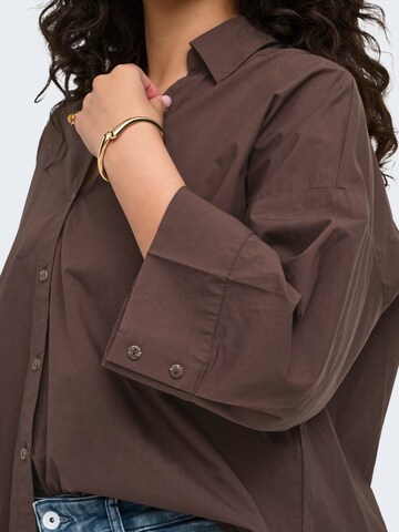 ONLY Carmakoma - Blusa 'CARSAJA KERI' en marrón