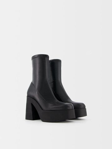 Botine de la Bershka pe negru