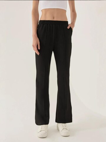 regular Pantaloni di Hiccup in nero: frontale