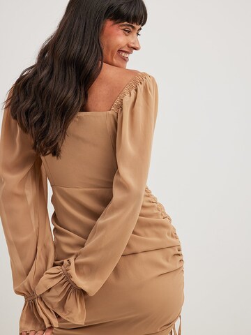 NA-KD Kleid in Beige