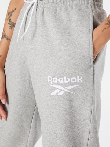 Reebok Zwężany krój Spodnie w kolorze szary