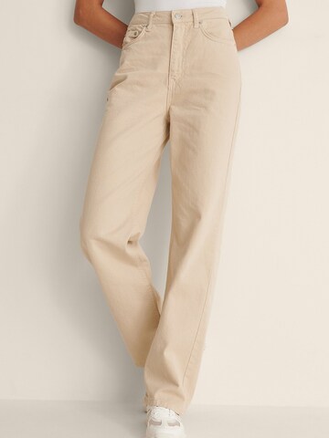 NA-KD Regular Jeans in Beige: predná strana