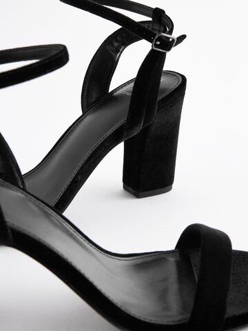 Next Сандали с каишка 'Forever Comfort®' в черно