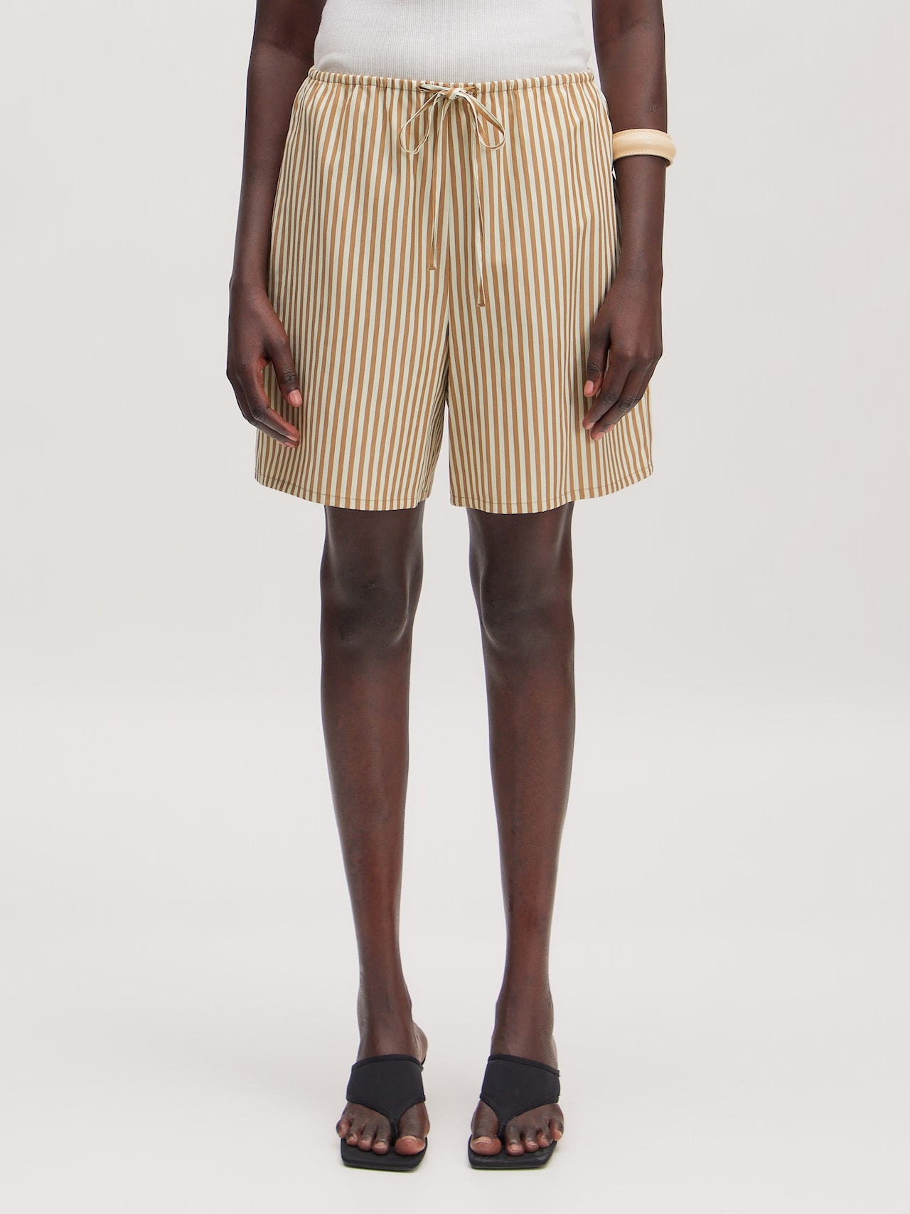 EDITED Nouveautés Pantalon 'Sylvie shorts' beige