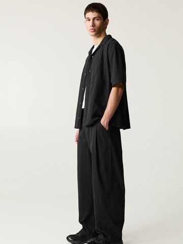 Pull&Bear Loose fit Pleat-front trousers in Black