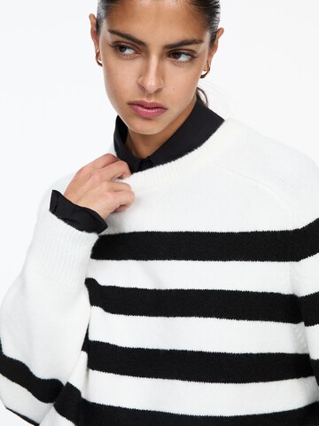 Pulover de la Pull&Bear pe alb