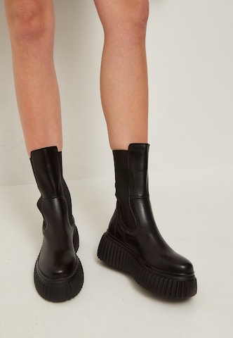 CESARE GASPARI Chelsea Boots in Black: front