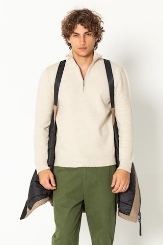 Ron Tomson Wintermantel, Model trägt Größe M in Braun